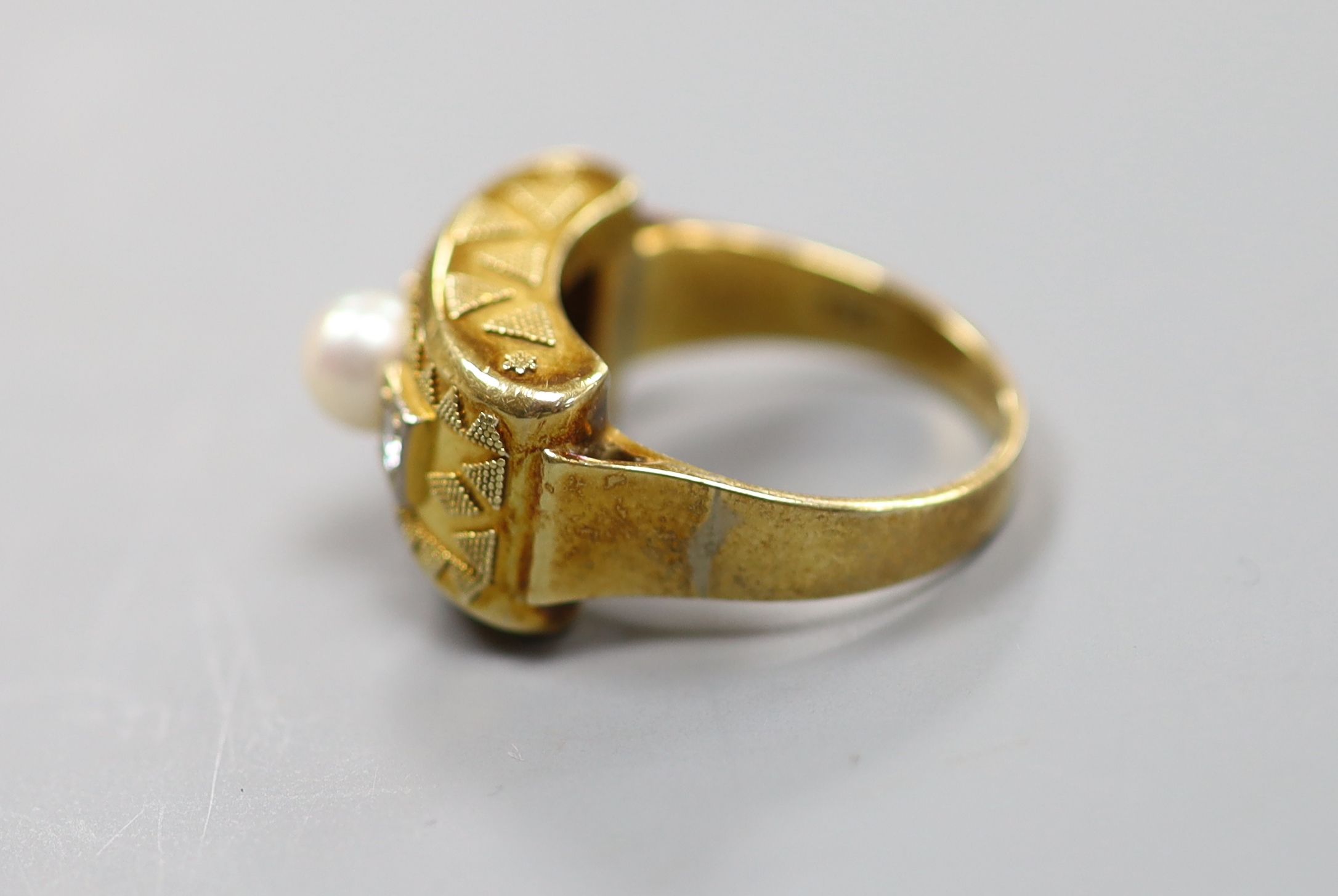 A 14ct gold, pearl and diamond-set tablet ring